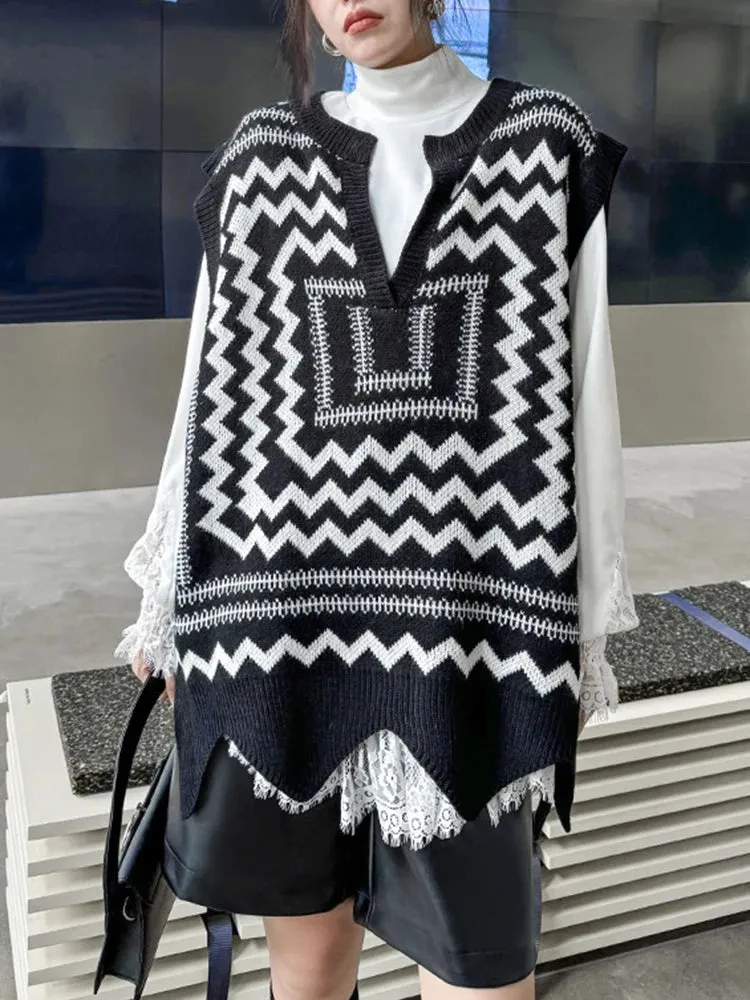 TEEK - Patterned Knitted V-Neck Sleeveless Sweater