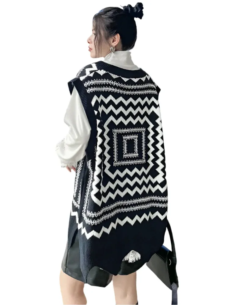 TEEK - Patterned Knitted V-Neck Sleeveless Sweater