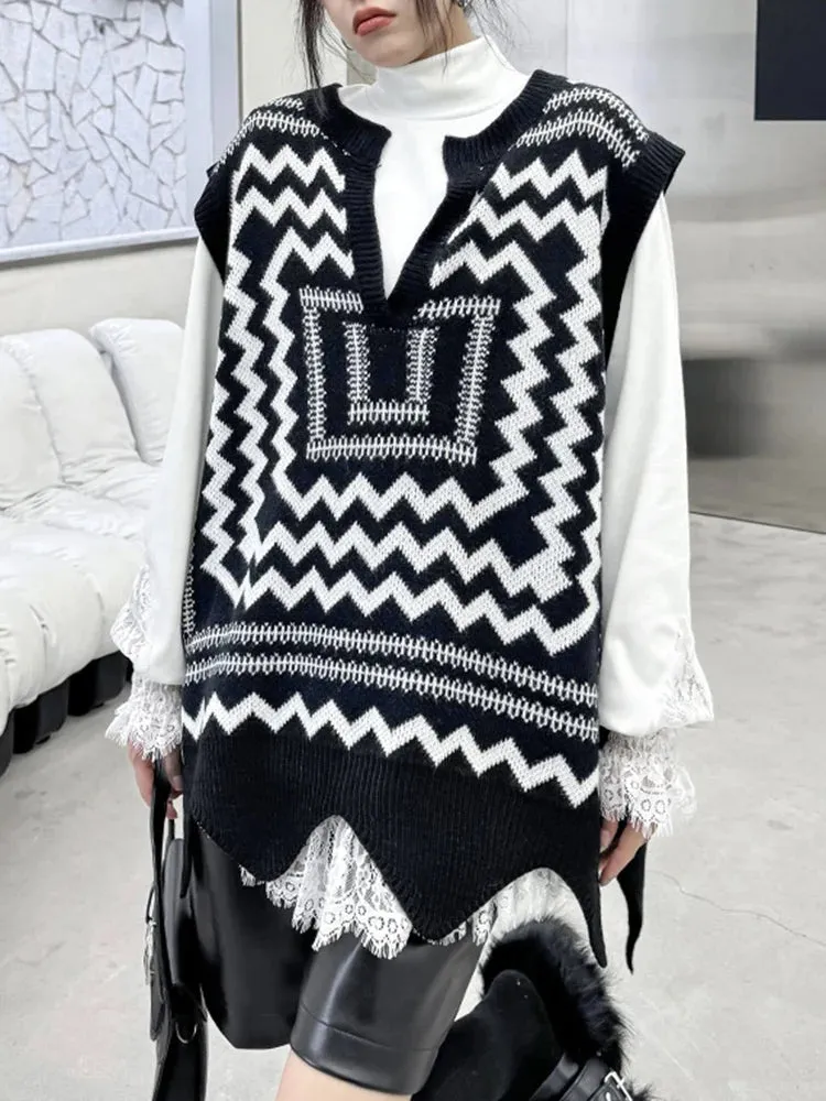 TEEK - Patterned Knitted V-Neck Sleeveless Sweater